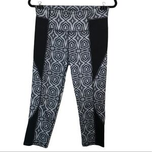 Athleta Black White Chaturanga Capri size Medium